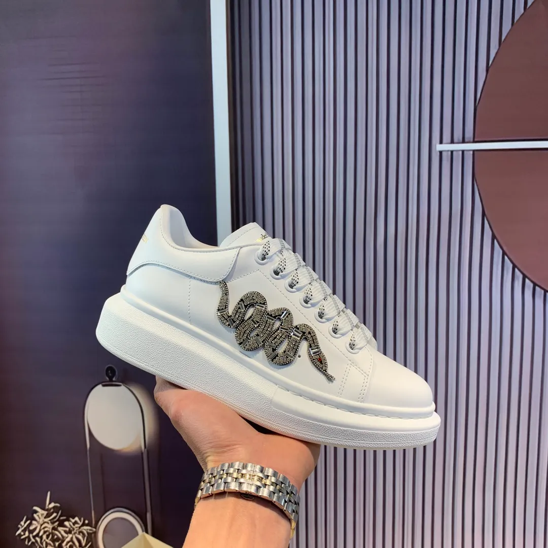 👟👟Ex-factory price 560👟👟Snake pattern professional McQueen factory. Top version. Couple model Alexander McQUEEN high version has been upgraded to the highest quality again✅.McQueen dad shoes 💪McQueen spring, summer, autumn and winter top version purchasing agent level✅ Recruiting national online and offline agents to join🤝 🏆Fabric: Original materials imported from Italy. Texture, water-resistant and non-discoloring 🏆Inner lining: ️A-grade Italian imported lining resistant to dirt, sweat-absorbent, breathable and comfortable 🏆Foot pads: top-grade imported Italian super-soft cowhide leather 🏆Outsole: PU+counter 1:1 🏆Shoe box: original white box. Plus white flip cover for double-layer protection. Cloth bag. Handbag. Certificate of 1:1 mold opening, 4-piece set. Delivered with a pair of shoelaces. 🖕🏿🖕🏿🖕🏿You can choose any pair of shoelaces in any color of our factory 🏆Code number: women’s 34-41. men’s 38-46 🏆Special remarks (women’s size 34.40.41, men’s size 38.45.46 is customized, no returns or exchanges) Win-win cooperation🤝
